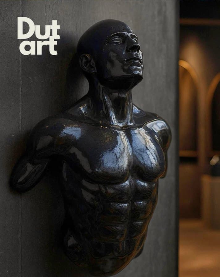 Duvardan Çıkan Torso